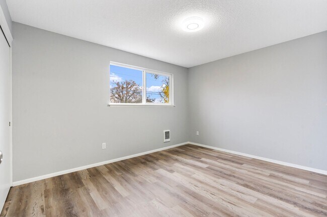 Building Photo - Charming, newly renovated West Linn apartment