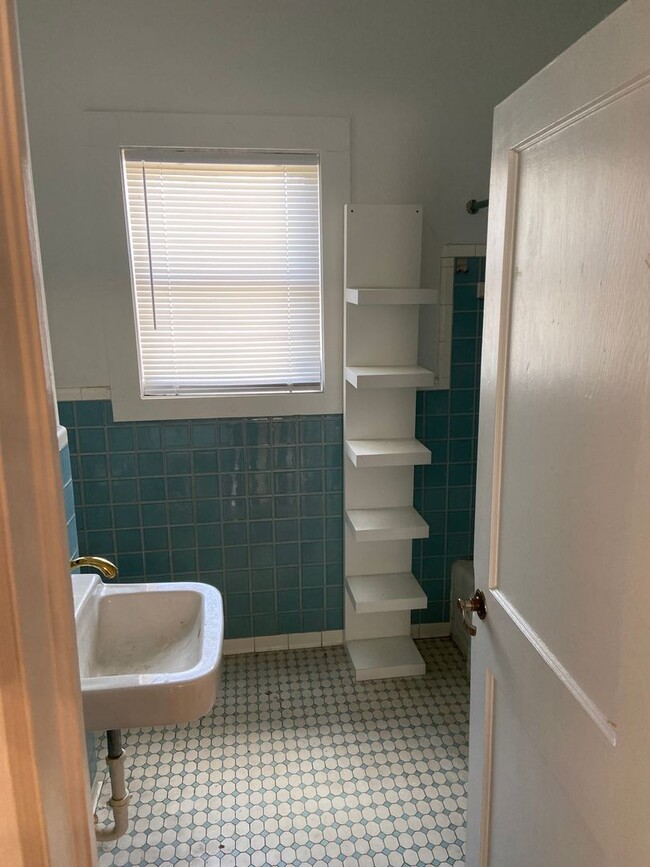 Building Photo - North Hyde Park Three Bedroom Bungalow in Plant High School District