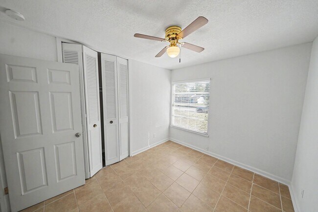 Building Photo - 823 Straight Ln