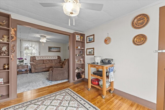 Building Photo - 423 E Alburgh Rd
