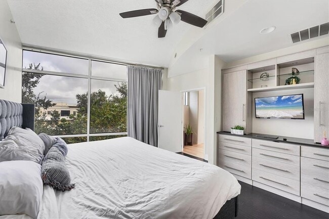 Building Photo - 525 E Jackson St