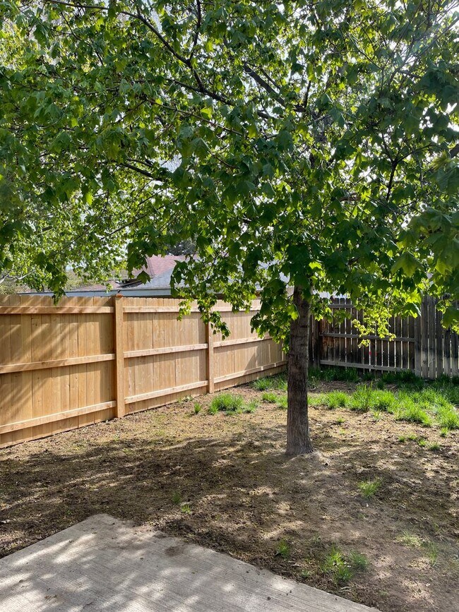 Building Photo - Beautifully Updated 2 Bed / 2.5 Bath Duplex in SW Redmond – Move-In Ready!