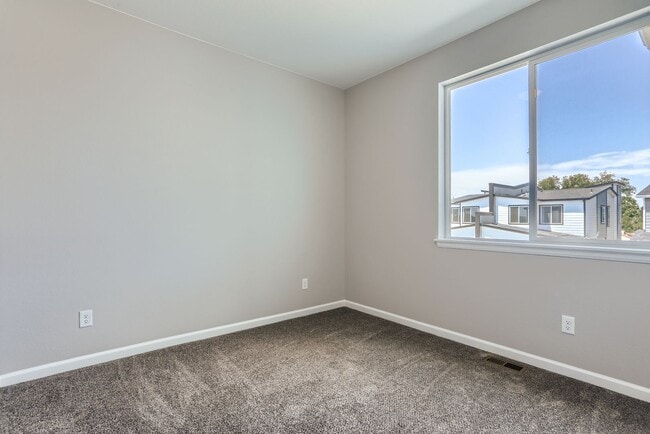 Building Photo - 5315 E 63rd Pl