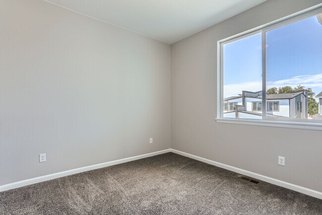 Building Photo - Stunning 3 Bed 2 1/2 Bath Home