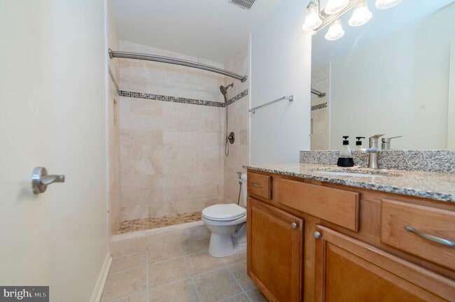 Building Photo - 3176 Summit Square Dr