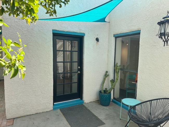 Building Photo - 927 N Swan Rd