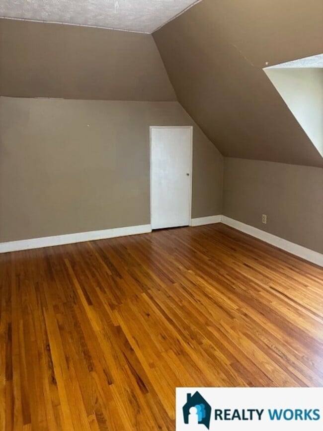 Building Photo - Enchanting Three Bed One and a Half Bath