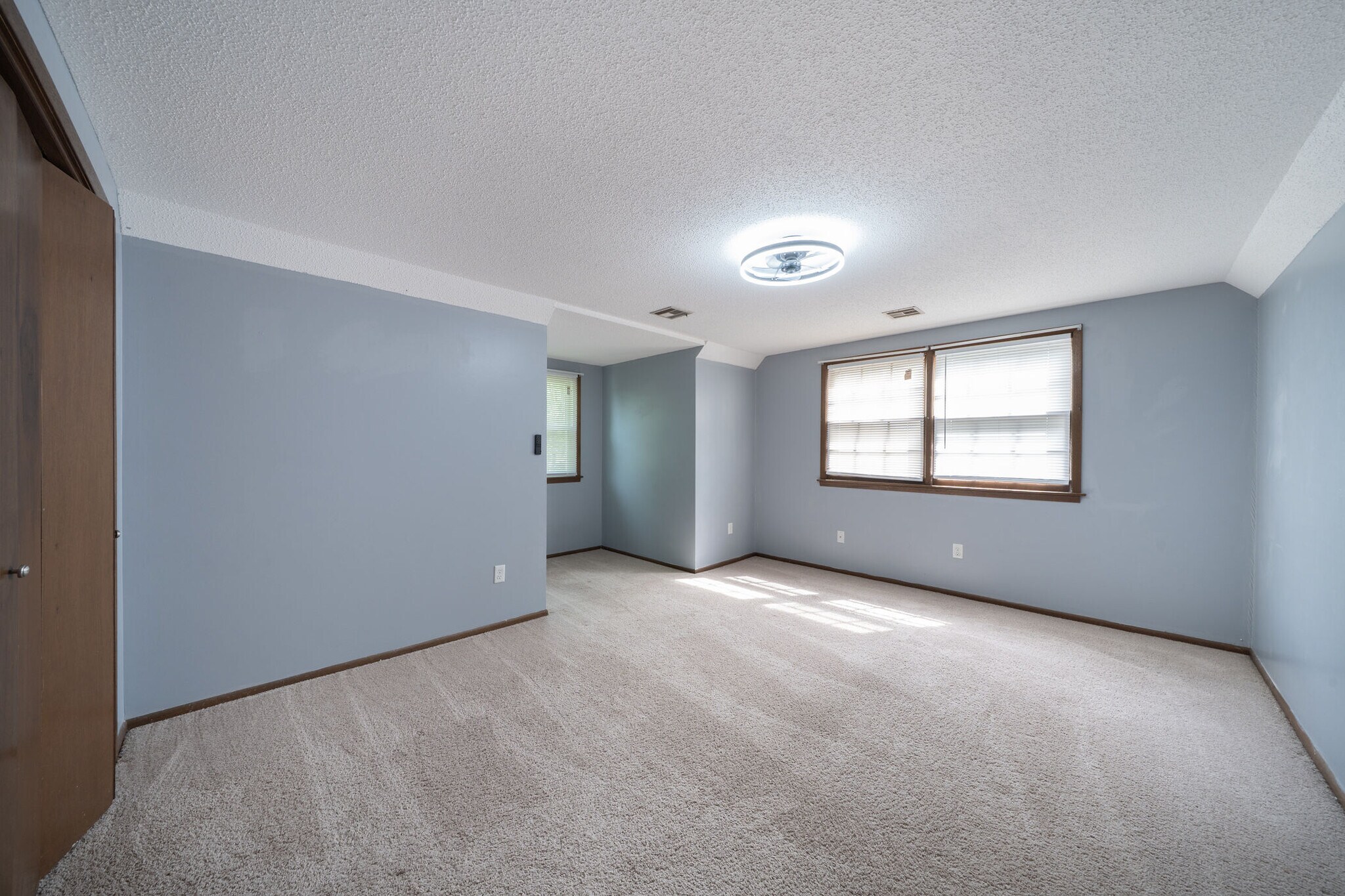 Building Photo - 617 N Willow Dr