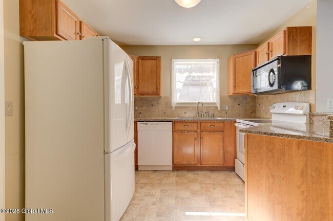 Building Photo - 5 Heritage Way