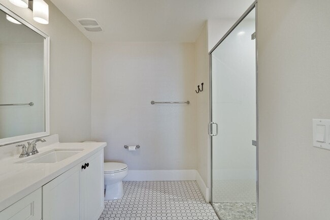 Building Photo - Modern Living in the Heart of Downtown Cam...
