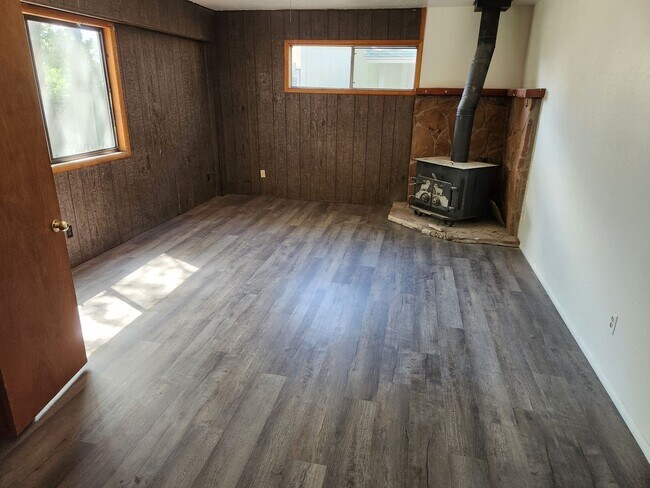 Building Photo - AVAILABLE SOON! 3-Bed 2-Bath Home in Sunny...