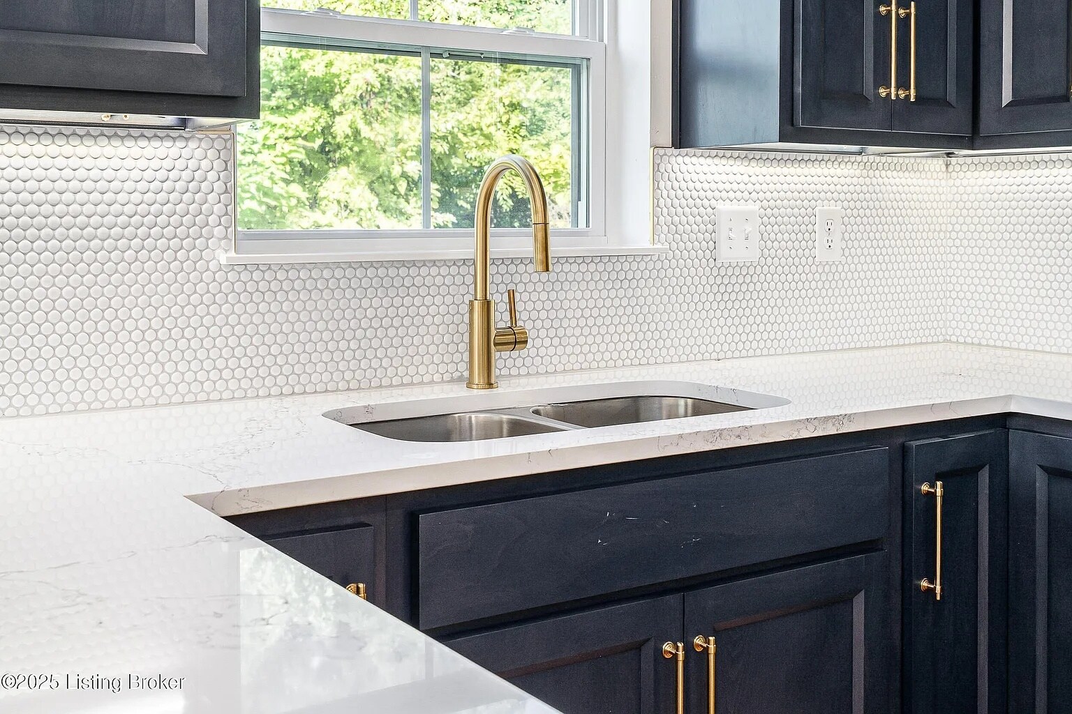 Building Photo - 935 E Madison St