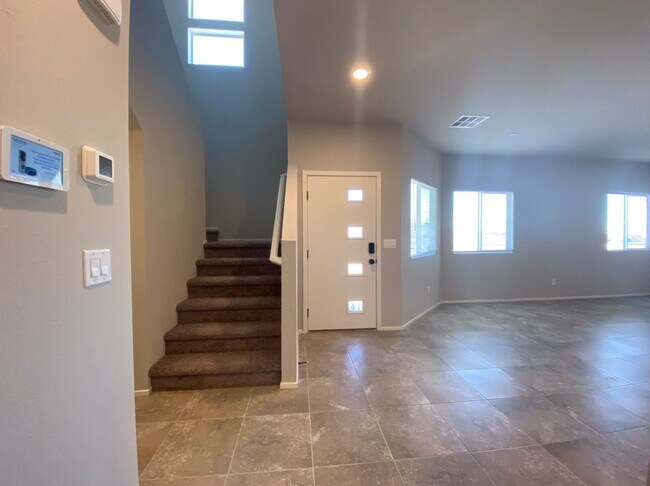 Building Photo - AMAZING GATED 3 BED 2.5 BATH 2 CAR GARAGE !