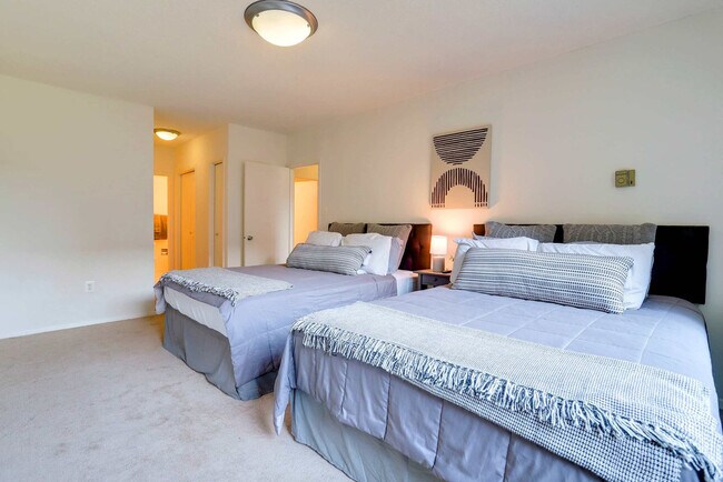 Building Photo - 1600 S Eads St