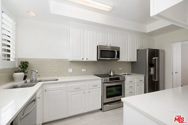 Building Photo - 12115 San Vicente Blvd