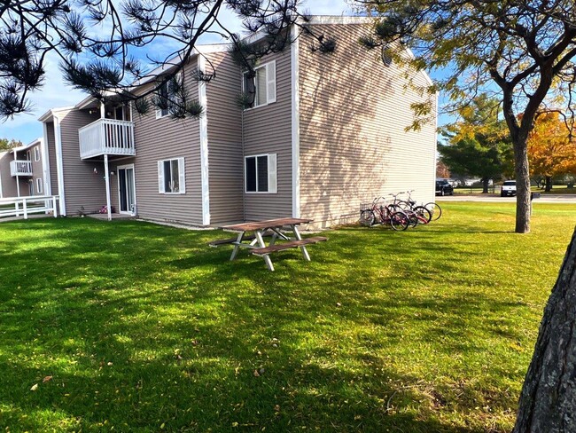 Building Photo - Mackinaw Apartments