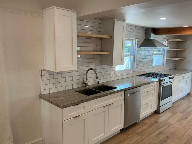 Building Photo - Beautiful 4 Bedroom 2 Bath Home in Old Tow...