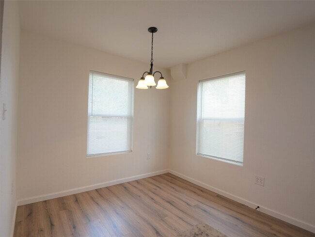 Building Photo - 5422 Pine Ave