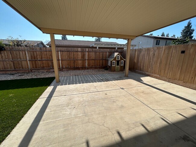 Building Photo - *Wait list full- Currently not accepting applications* 3 Bedroom 2 bathroom with a bonus room in ...