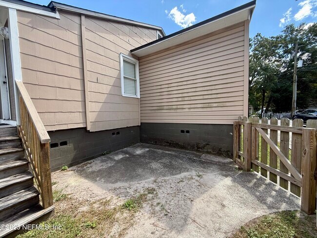 Building Photo - 2165 Sheridan St