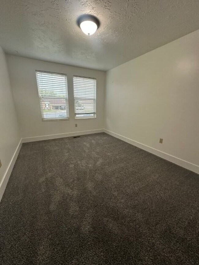 Building Photo - Fall Special – 3 Weeks FREE Rent on 4 Bed,...