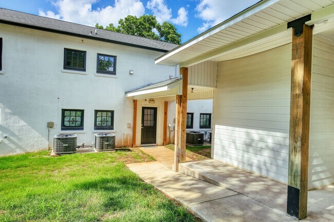 Building Photo - 1122 NE Wellman Ave