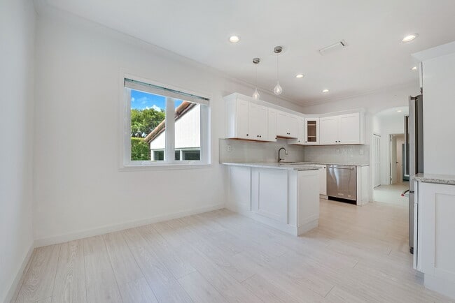 Building Photo - 1524 Zoreta Ave