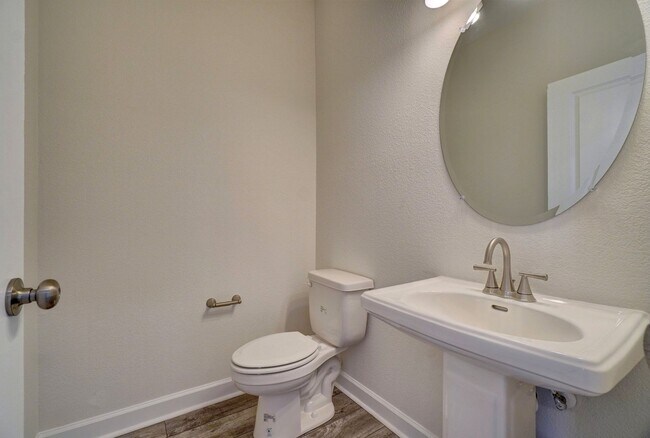 Building Photo - Available 08-05-25! Coastal Luxury Townhom...