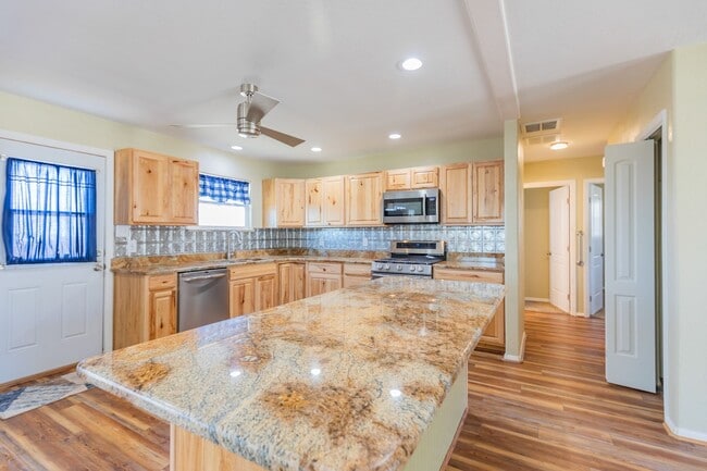 Building Photo - Charming 3 Bed 1 Bath Home