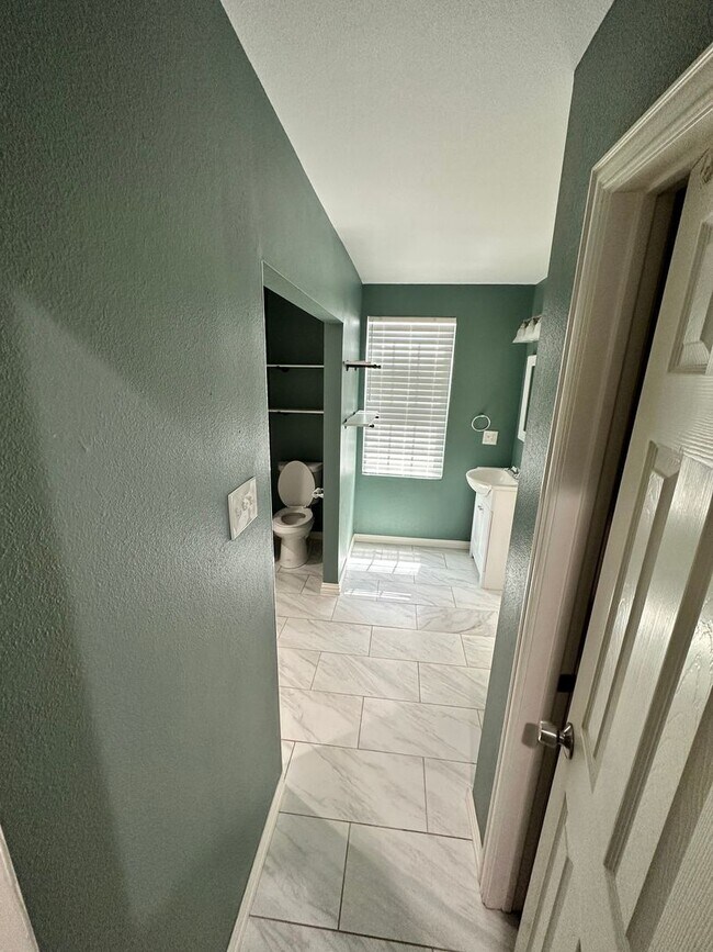 Building Photo - Make this Fairmount Showstopper Home!