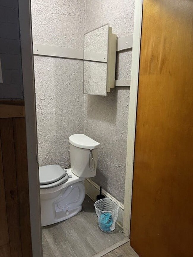 Building Photo - 3 bedroom 1.5 bathroom