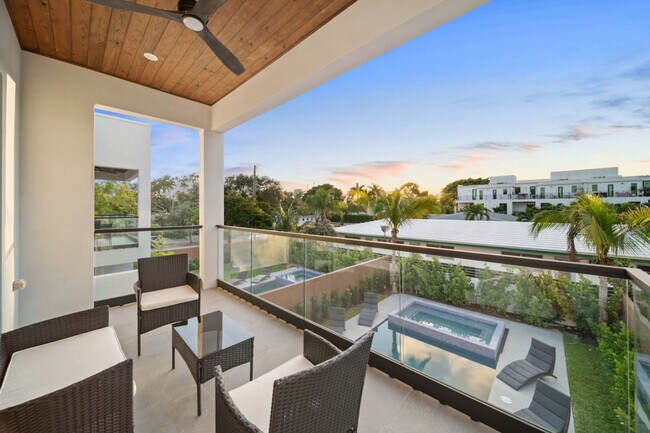 Building Photo - 547 NE 16th Ave