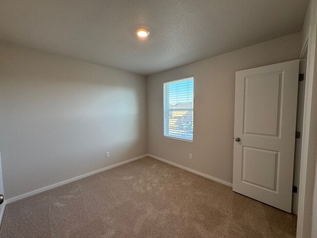Building Photo - 4 Bedroom, 2 1/2 Bath Home in Marcola Meadows