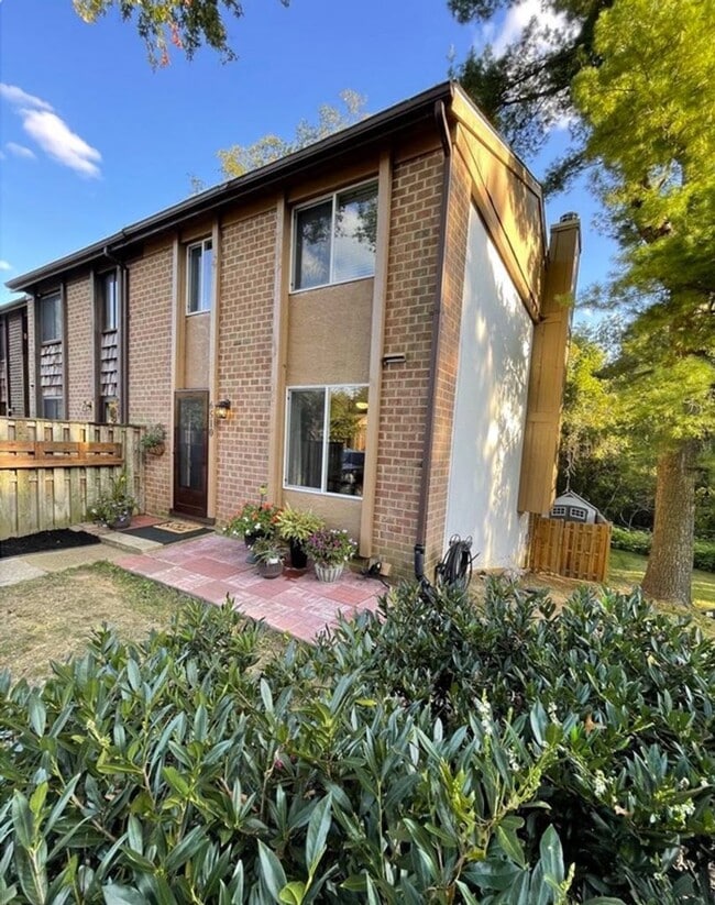 Building Photo - COMING SOON - Updated 3+2.5 End Unit w/ 2 PARKING SPACES