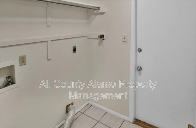 Building Photo - 7558 Ledgebrook Dr