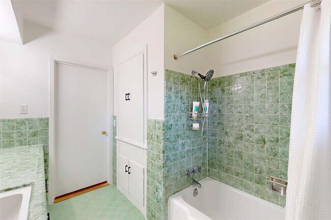 Building Photo - 4826 Waynesboro Dr