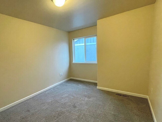 Building Photo - BEAUTIFUL TOWNHOME LOCATED IN REDMOND!