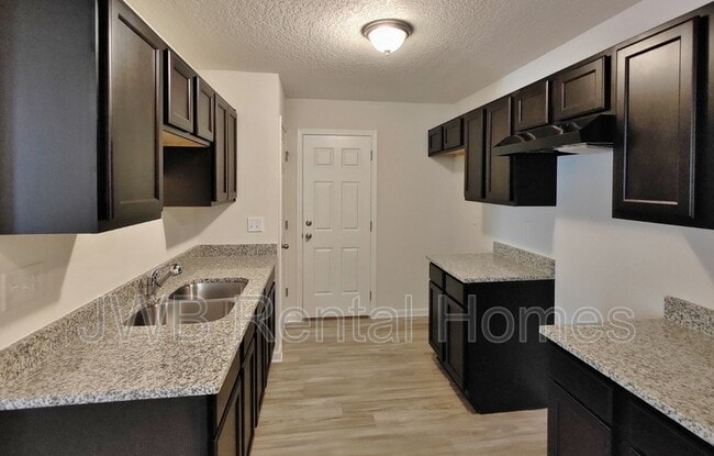 Building Photo - 704 E 56th St