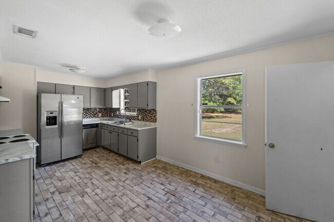 Building Photo - 234 Deerwood Dr