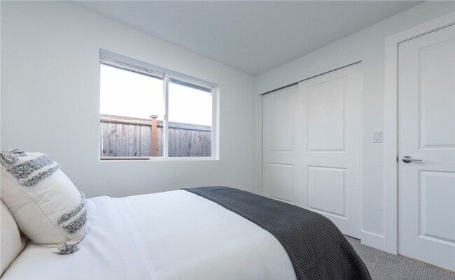 Building Photo - Contemporary rambler in Kent Station!