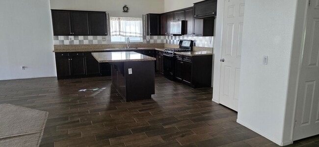 Building Photo - Beautiful Solar Home in Jurupa Valley Available Now!