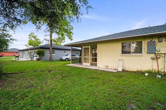Building Photo - 4406 Santa Barbara Blvd