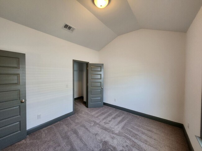 Building Photo - 5814 Whispering Pnes Wy