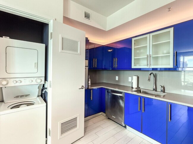 Building Photo - 3101 Bayshore Dr