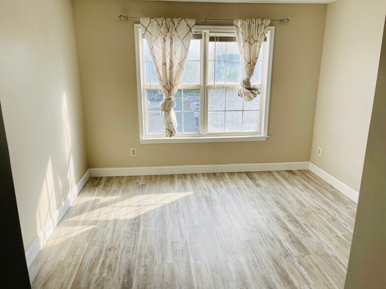 Large guest bedroom/2nd bedroom with Jack & Jill bathroom access - 733 Waterford Dr