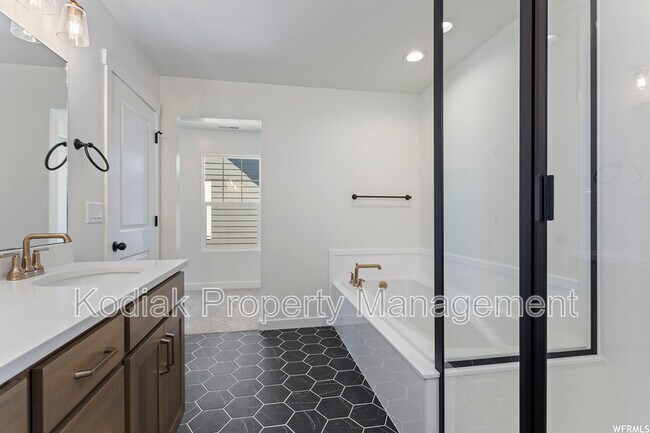 Building Photo - 991 Shoreline Dr