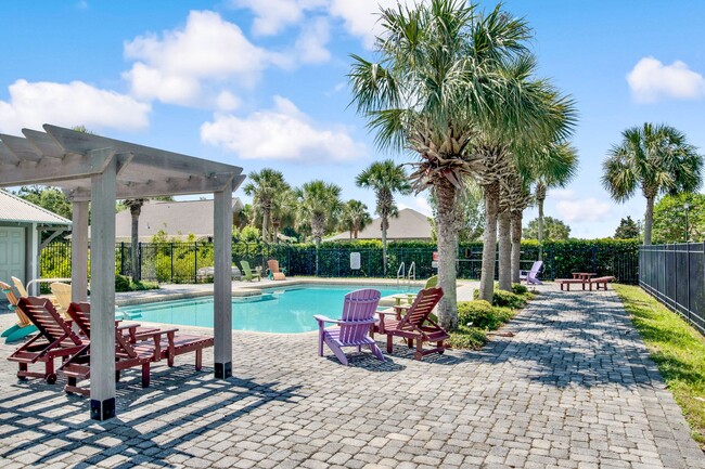 Building Photo - Sprawling Pensacola home close to NAS Pens...
