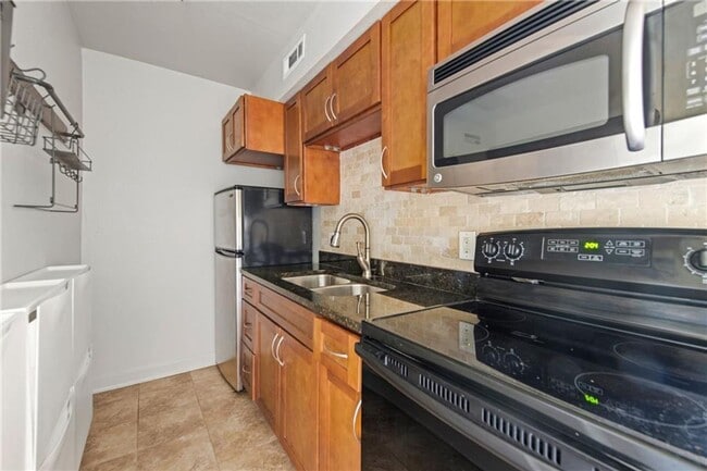 Building Photo - AVAILABLE NOW: 1 BR / 1 BA - Heart of Soco - SS Appliances - Minutes from DT