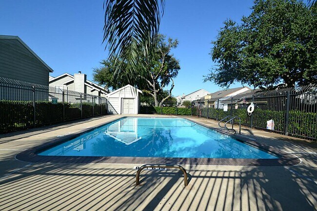 Building Photo - 13026 Wirevine Ln