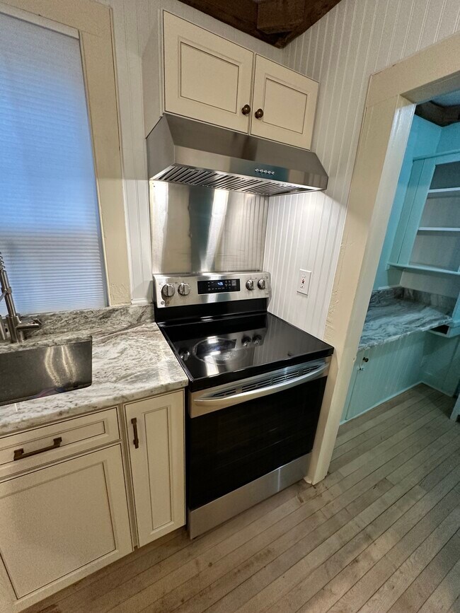 Building Photo - 537 Main St